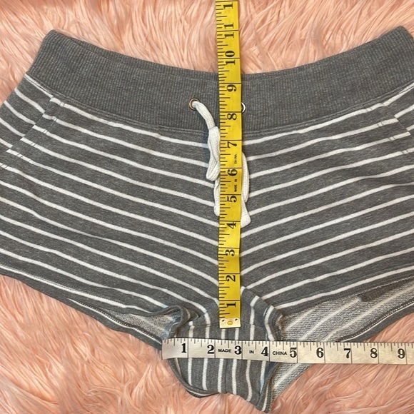 Aerie Gray & White Stripe Woman’s Shorts Size Small - Picture 6 of 6